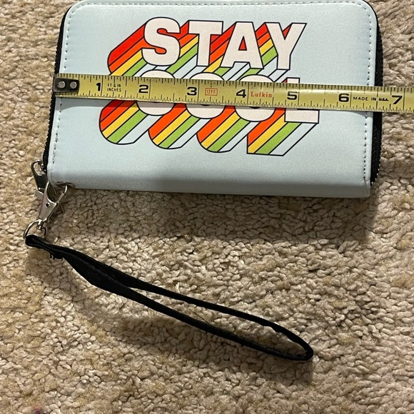 Stay  cool wallet with wristlet - Picture 5 of 6